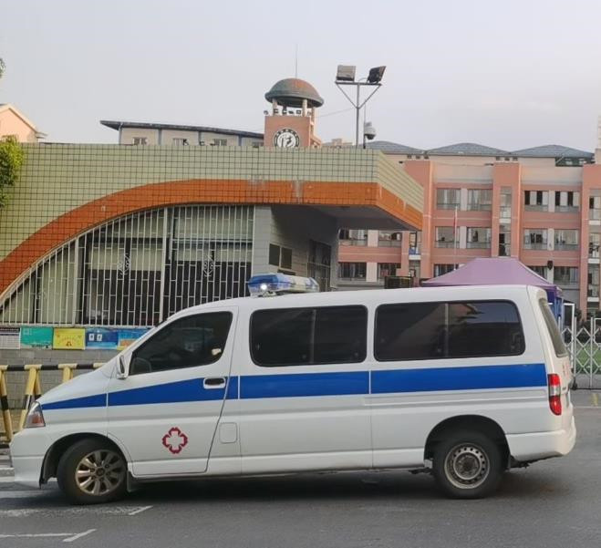 西固救护车出租护送骨折病人一公里多少钱